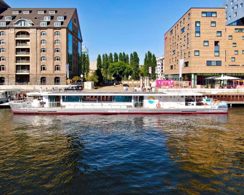 Berlin boat tour| Berlin highlight tour with solar boat on the Spree - Oberbaum Bridge to East Side Gallery: Berlin highlights with a calmer soundtrack