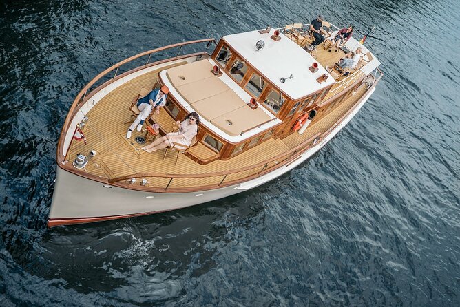 Berlin Boot Sightseeing Tour on Electric Private Yacht - On-board comfort, restroom, and the drinks reality