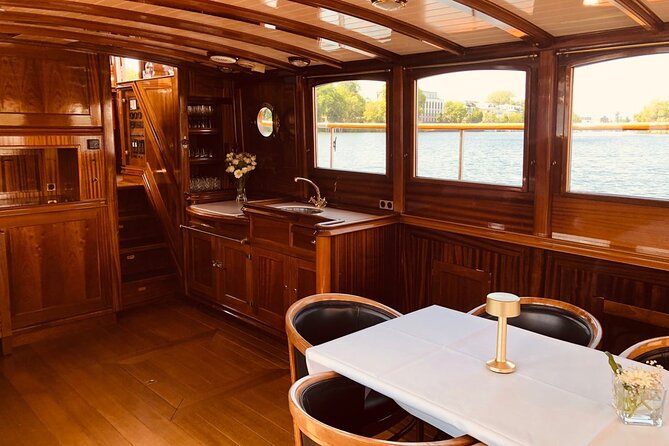 Berlin Boot Sightseeing Tour on Electric Private Yacht - Commentary, sound quality, and how to get the most out of it