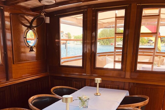 Berlin Boot Sightseeing Tour on Electric Private Yacht - Seating, decks, and when to arrive early