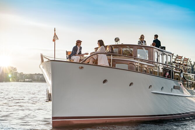 Berlin Boot Sightseeing Tour on Electric Private Yacht - The 60-minute loop, from Berliner Dom to Siegessäule