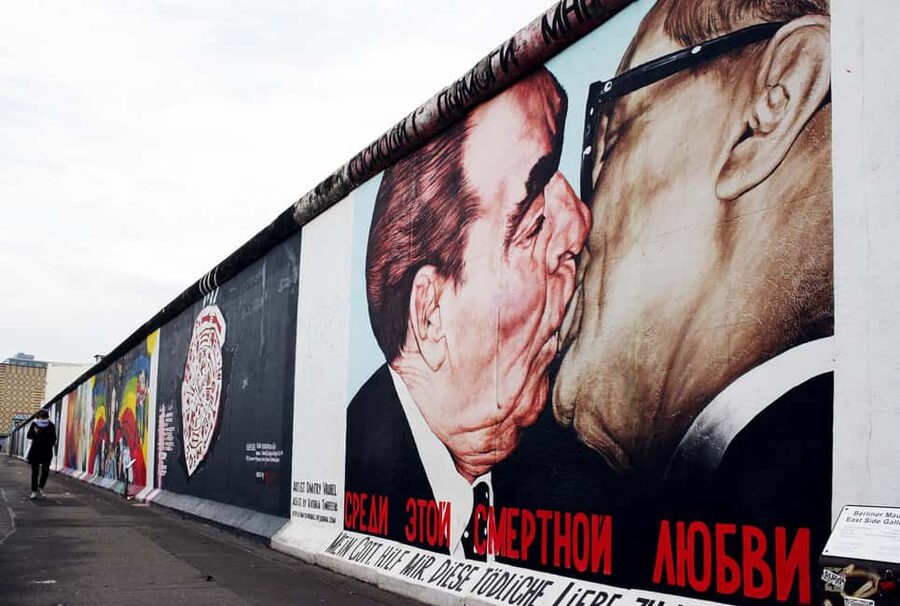 Berlin: Bus Tour to Sachsenhausen Concentration Camp & East Side Gallery - Sachsenhausen Memorial: what you see on the 2-hour guided tour
