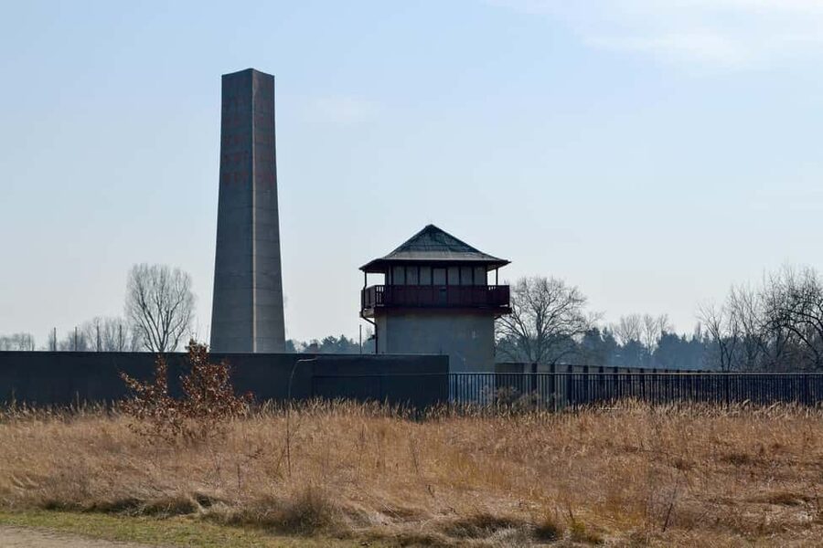 Berlin: Bus Tour to Sachsenhausen Concentration Camp & East Side Gallery - What to do with the 30 minutes of free time