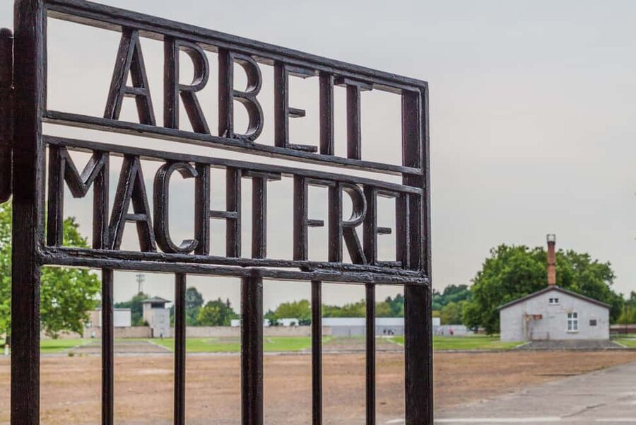 Berlin: Bus Tour to Sachsenhausen Concentration Camp & East Side Gallery - Meet at Alexanderplatz, then ride an air-conditioned bus to Sachsenhausen