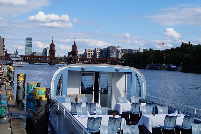 Berlin Capital 4-Course Sunset Dinner Cruise Including Drinks - The commentary experience: helpful, but cabin noise can drown it out