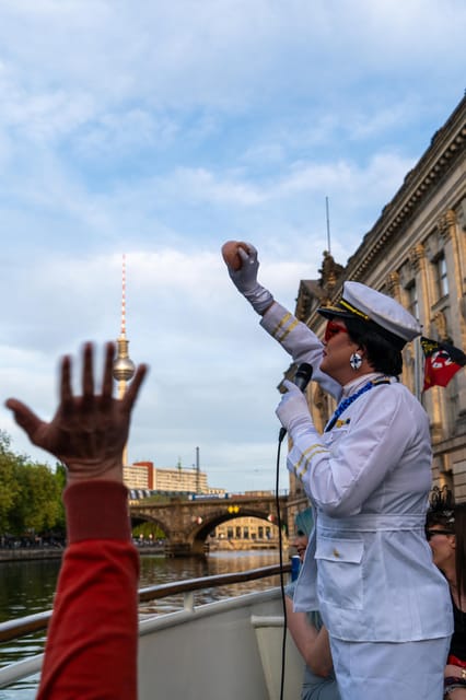 Berlin: Christmas cruise on the Spree with drag queen Audrey. - The onboard show with Audrey Naline: singing, games, and glam that stays friendly