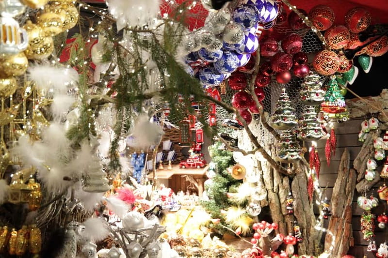 Berlin Christmas Markets Tour - Hackescher Markt start: quick caffeine, gift browsing, then off you go