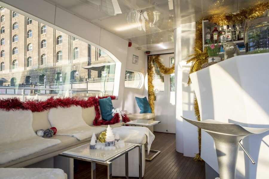 Berlin: Christmas Sightseeing Boat Tour - Drinks, cake, snacks: what’s included versus what you can buy
