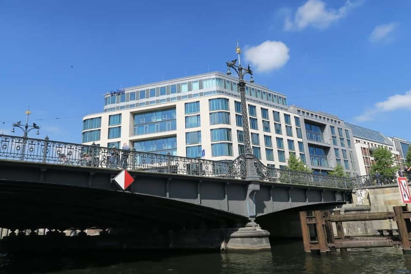 Berlin: City Boat Tour with Live Commentary - Who this Berlin Spree cruise is best for
