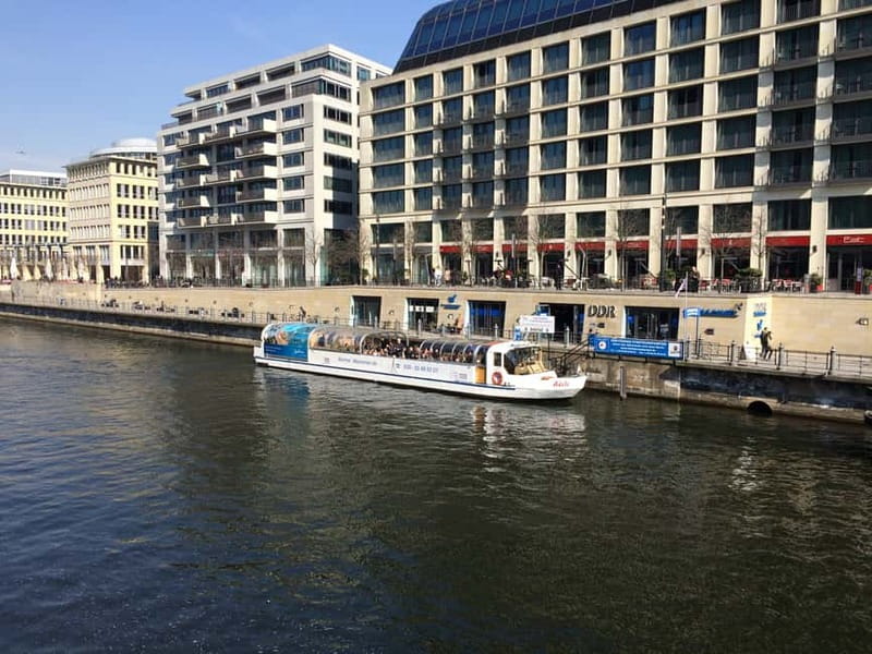Berlin: City Boat Tour with Live Commentary - Boarding at Domaquareé: find the stage, plan your timing
