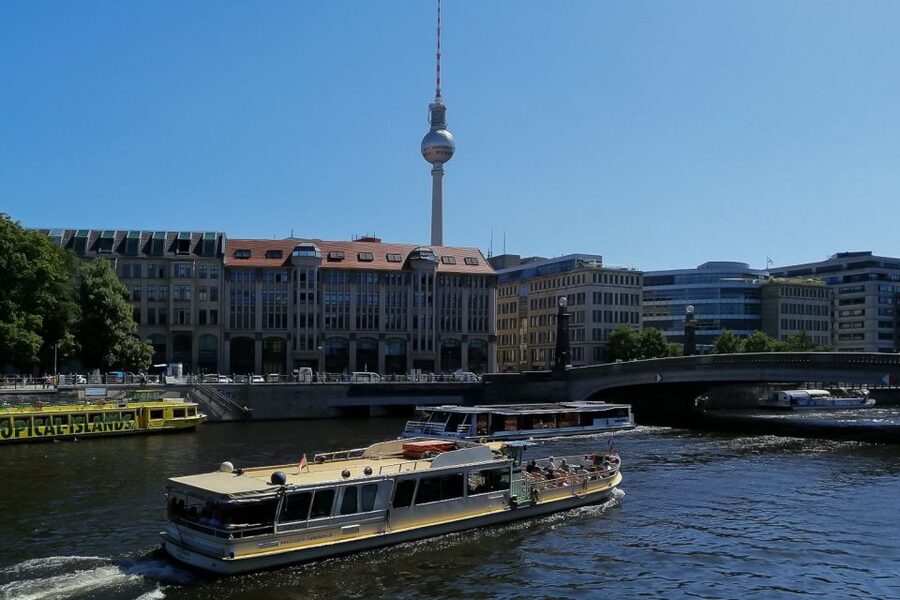 Berlin: City Highlights Express & Panorama Roof Terrace - Altes Museum and Unter den Linden, two stops that help you read Berlin