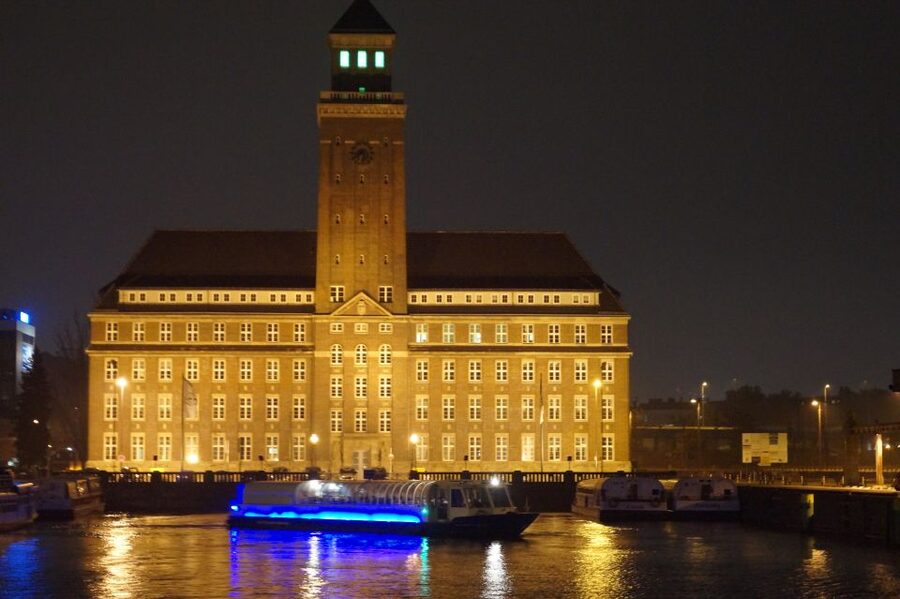Berlin: Dinner Cruise on the Spree with Prosecco - Timing, boarding, and where you meet the boat