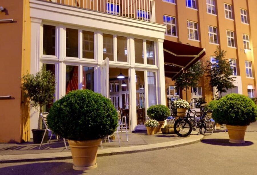 Berlin: Dinner in the Dark - The softly lit foyer, drinks first, then your choices
