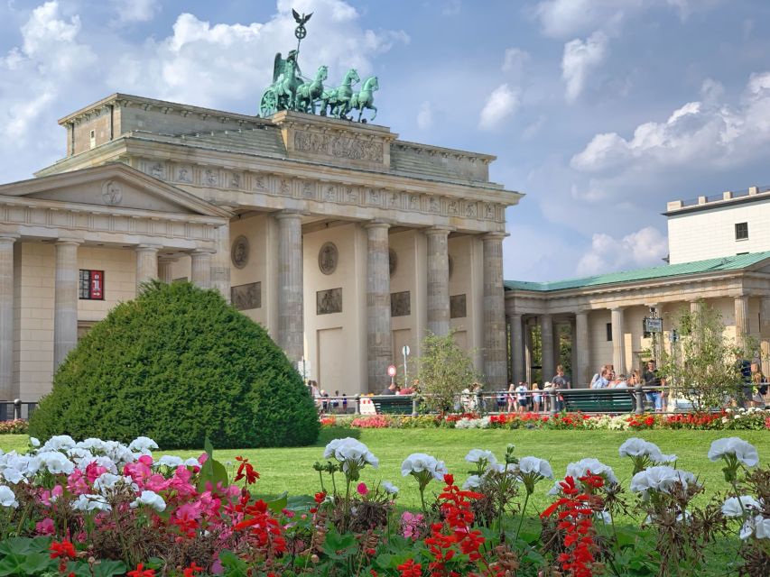 Berlin: Discover Berlin Walking Tour - Brandenburg Gate and Palace Square: the power of symbolism