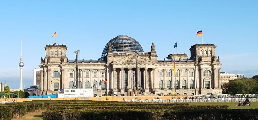 Berlin (E)Bike Tour Historical Highlights in Small groups - E-bikes vs rickshaws: who should choose what