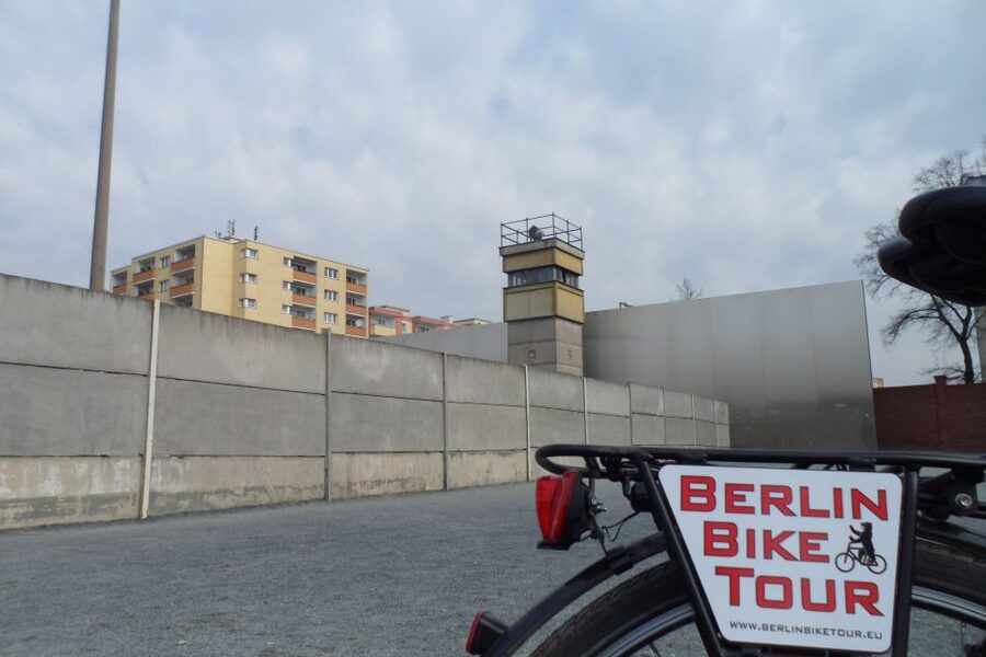 Berlin: E-Bike Tour of the Berlin Wall and Mitte Highlights - Nordbahnhof plus Mitte’s “big institutions” stretch: Charité, Reichstag area, Brandenburg Gate