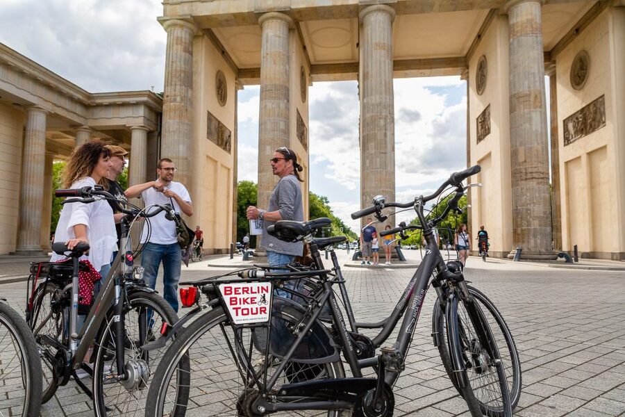 Berlin: E-Bike Tour of the Berlin Wall and Mitte Highlights - Holocaust Memorial, then Gendarmenmarkt and Bebelplatz for a respectful rhythm