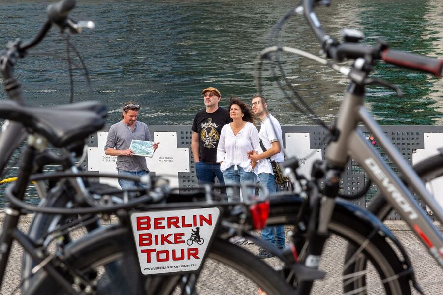 Berlin: E-Bike Tour of the Berlin Wall and Mitte Highlights - Finish in modern Berlin: TV Tower, Marien Church, Rotes Rathaus, Alexanderplatz, World Clock