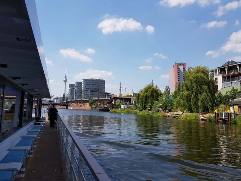 Berlin: East Side Gallery Spree Cruise in a Solar Catamaran - Starting at Jannowitzbrücke: the blue and orange flag moment