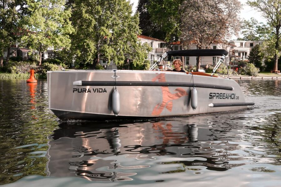 Berlin: Electric Boat Rental for self-driving 2 hrs - Swimming, BBQ, and dogs, all without ruining the mood