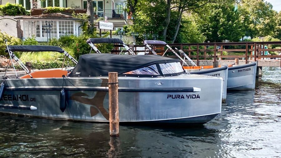 Berlin: Electric Boat Rental for self-driving 2 hrs - Small logistics that matter: deposit, ID, and meeting point flow
