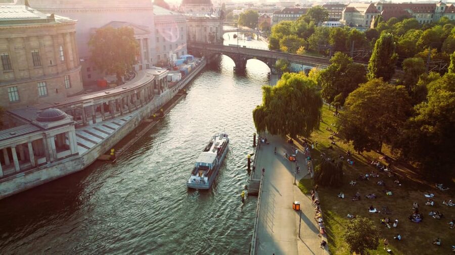 Berlin: Evening Boat Cruise - Romance & Moonlight - Why a moonlit Spree cruise is a smart Berlin night plan