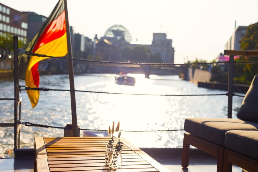 Berlin: Evening Boat Cruise - Romance & Moonlight - Haus der Kulturen der Welt: your first “wow, we’re on the river” moment