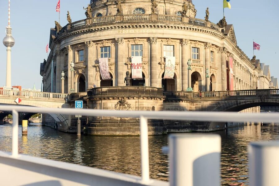 Berlin: Evening Boat Cruise - Romance & Moonlight - Music, wine, and the onboard service reality check