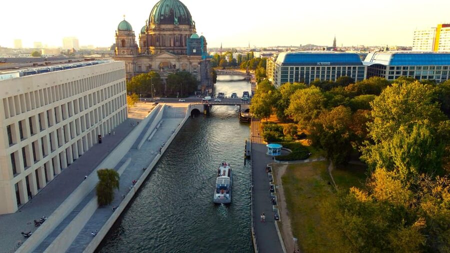 Berlin: Evening Boat Cruise – Romance & Moonlight - What the 90 minutes feels like on board (and what to watch for)