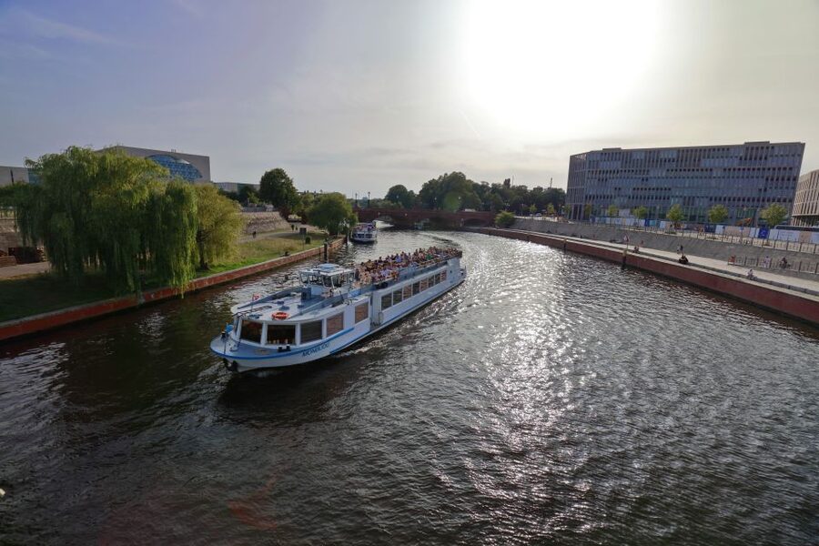 Berlin: Evening City Sightseeing Cruise - From Federal Chancellery to Bellevue Palace: glass, gardens, and a calmer view