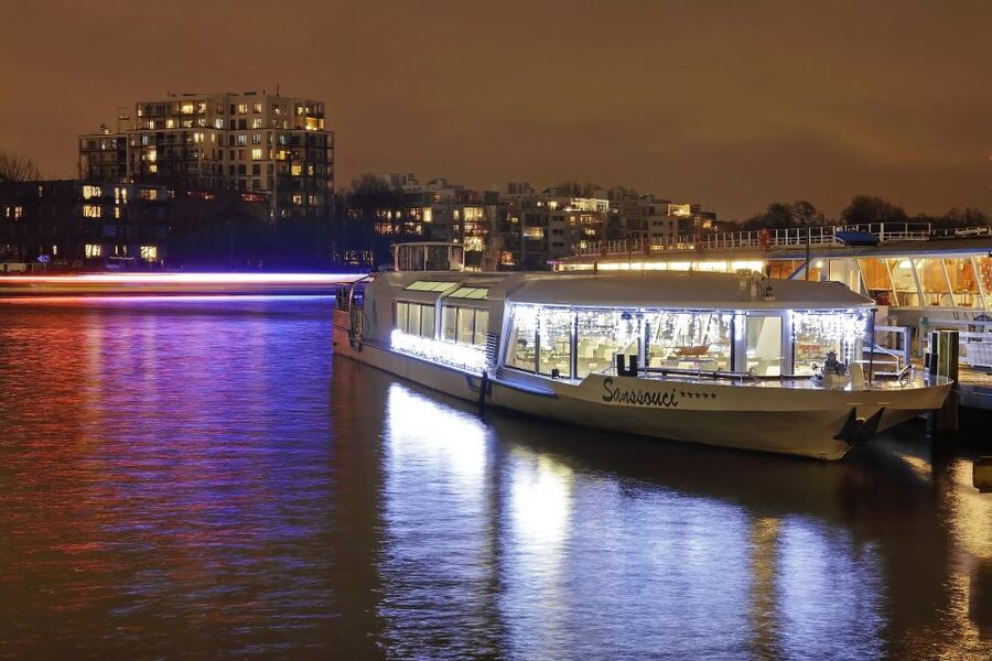Berlin: Evening City Sightseeing Cruise - Charlottenburg Palace at night: the royal summer residence effect