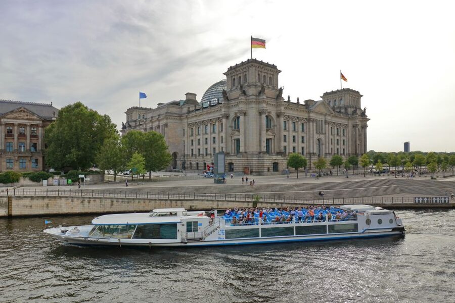 Berlin: Evening City Sightseeing Cruise - Price and value for $35, 135 minutes on the Spree