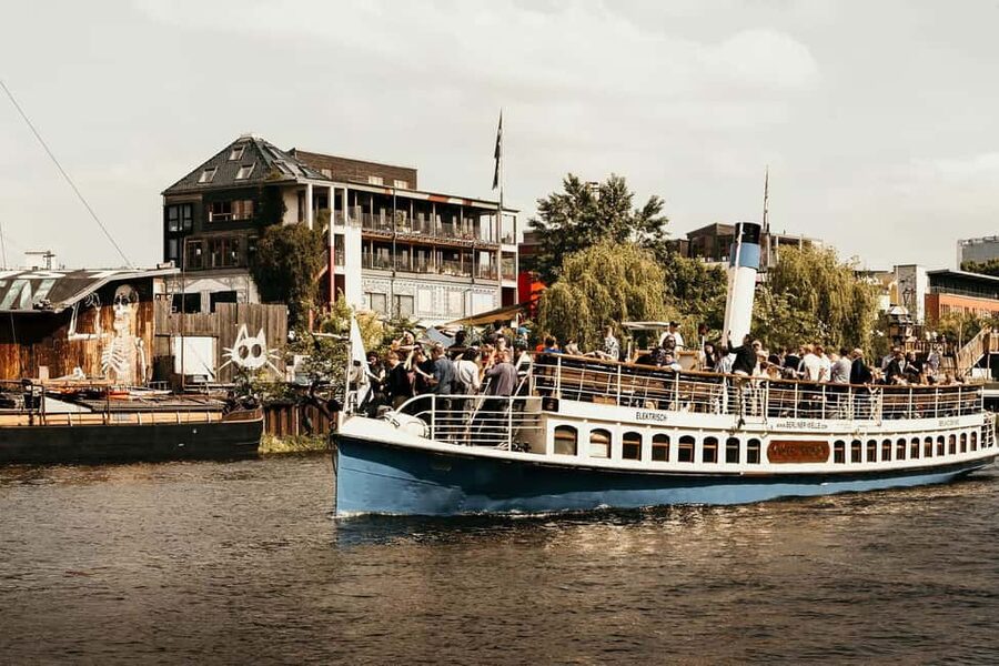 Berlin: Evening JAZZ Cruise with "Markus Ehrlichs" Jazz Trio - Markus Ehrlichs jazz trio, and how the music shapes the ride