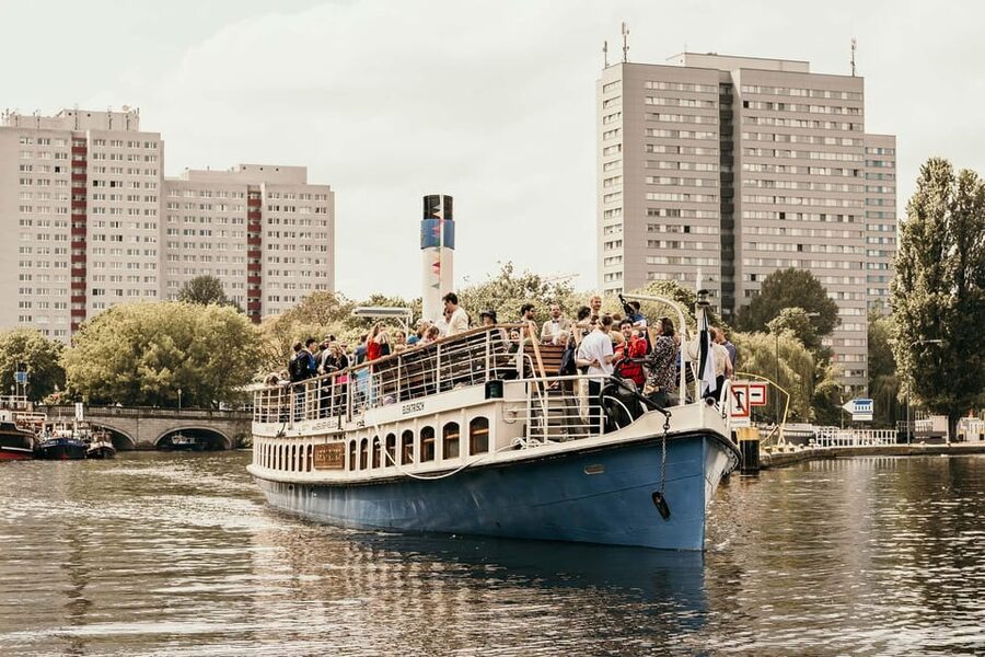 Berlin: Evening JAZZ Cruise with "Markus Ehrlichs" Jazz Trio - Holzmarkt 25 to Oberbaumbrücke, reading Berlin by the river lights