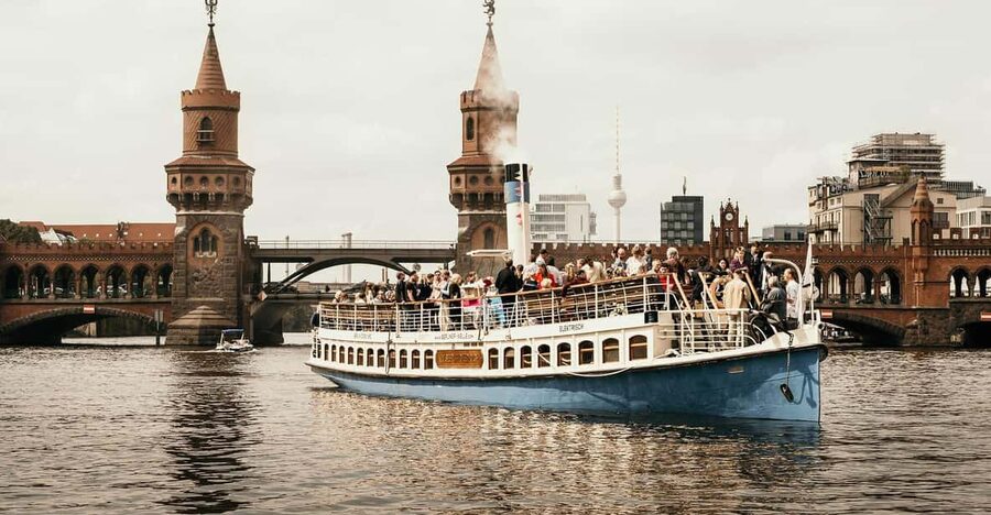 Berlin: Evening JAZZ Cruise with "Markus Ehrlichs" Jazz Trio - Badeschiff and Hoppetosse, the “wild east” atmosphere