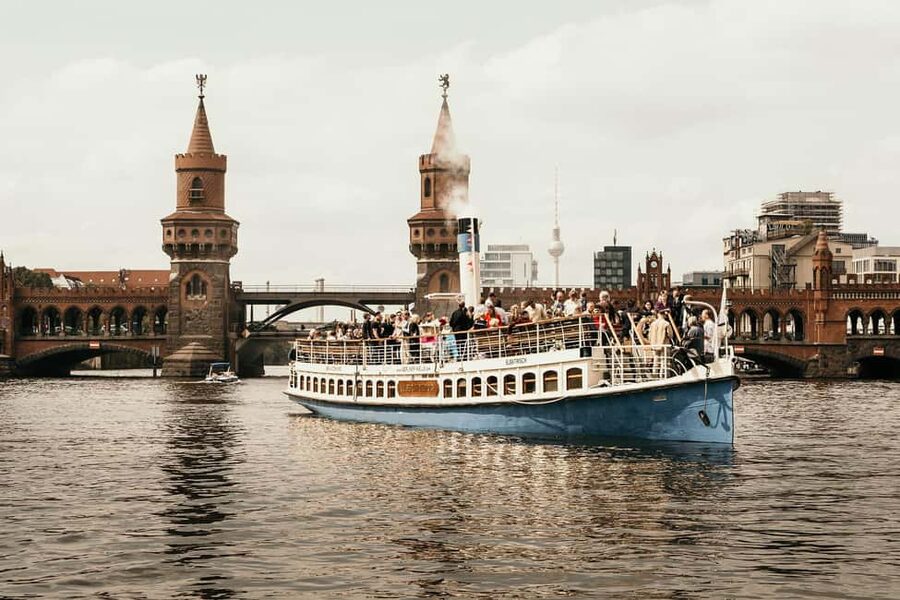 Berlin: Evening JAZZ Cruise with "Markus Ehrlichs" Jazz Trio - Boarding at Alte Börse, Burgstraße 27, and what you should expect