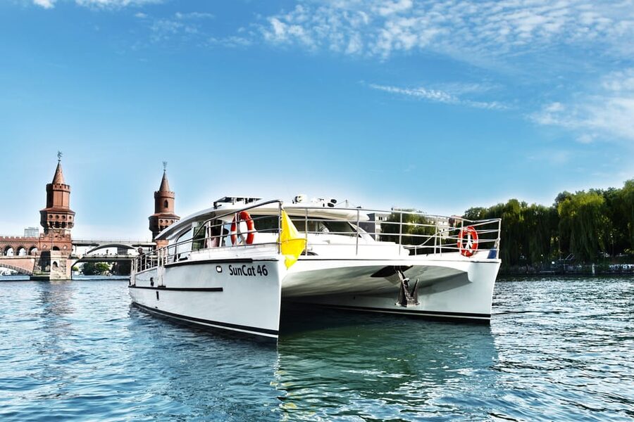 Berlin: Exclusive Boat Tour on a Solar-Powered Catamaran - The 150-minute route: Oberbaum Bridge and East Side Gallery views