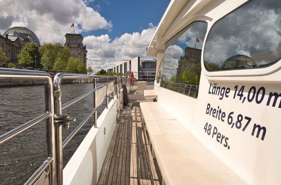 Berlin: Exclusive Boat Tour on a Solar-Powered Catamaran - The Mühlendamm lock moment and the Museum Island to Reichstag sweep