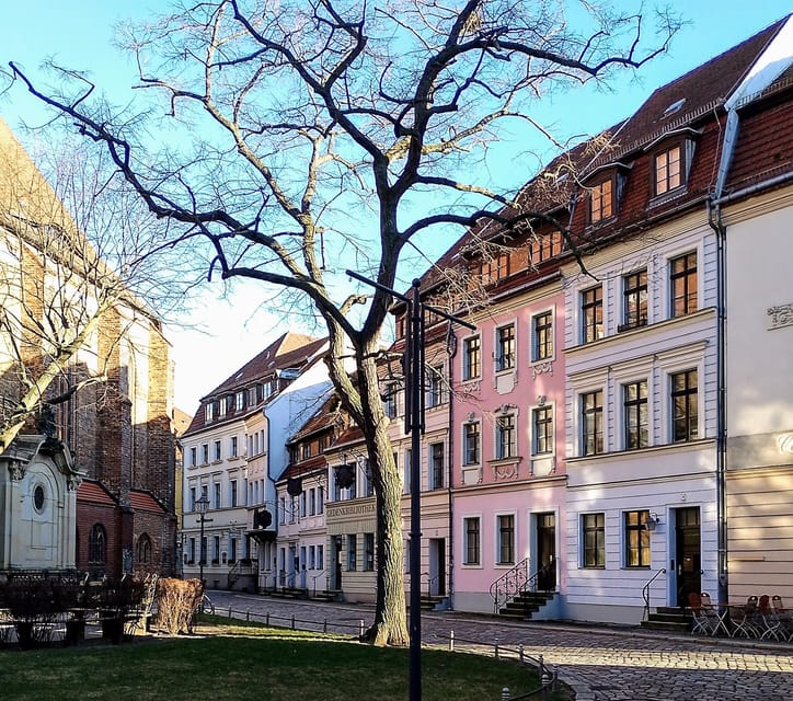Berlin: From East to West & Wall Tour by Bike with a Guide - Museum Island and Unter den Linden, then a smart break for Brandenburg Gate