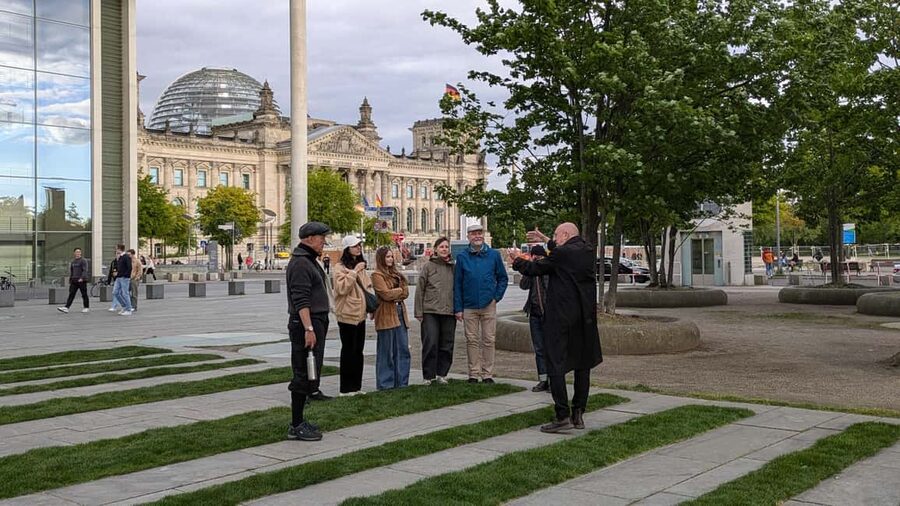 Berlin: Government District around the Reichstag Guided Tour - Spree River photo stop: getting your bearings the way locals do