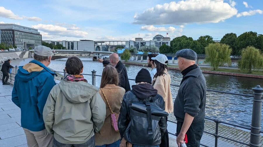 Berlin: Government District around the Reichstag Guided Tour - What you actually get: Reichstag exterior tour, plus optional entry with ID