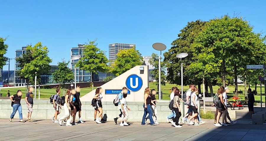 Berlin: Government District Tour and Reichstag Dome Visit - Small groups, questions, and what the best guides do differently