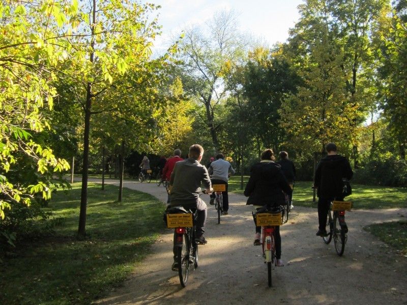 Berlin: Green City Guided Bike Tour - Languages, guide style, and how to make the most of the stops