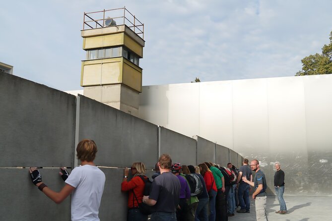 Berlin: Guided Bike tour of the Berlin Wall and Third Reich - Stop 4: Mauerpark, from confinement to free expression