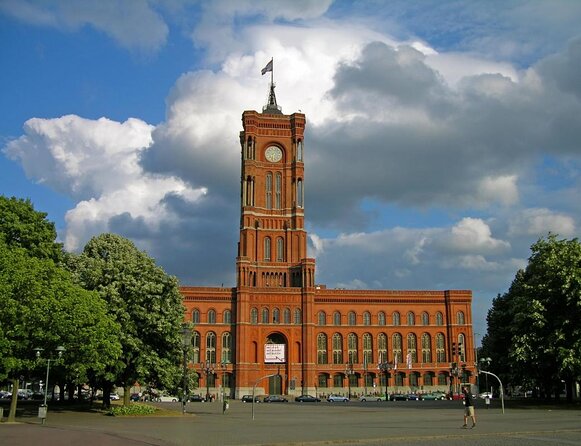 Berlin: Guided Bike Tour to Explore the Highlights - Starting in Nikolaiviertel, then getting your bearings fast
