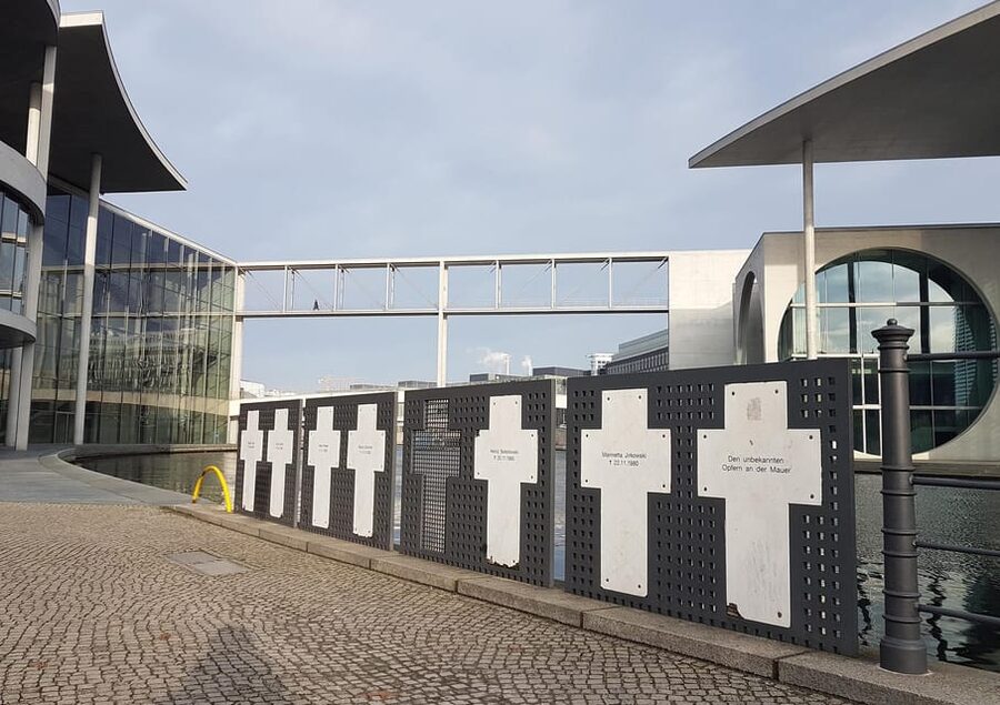 Berlin: Guided Walking Tour around the Reichstag - Key things to know before you start
