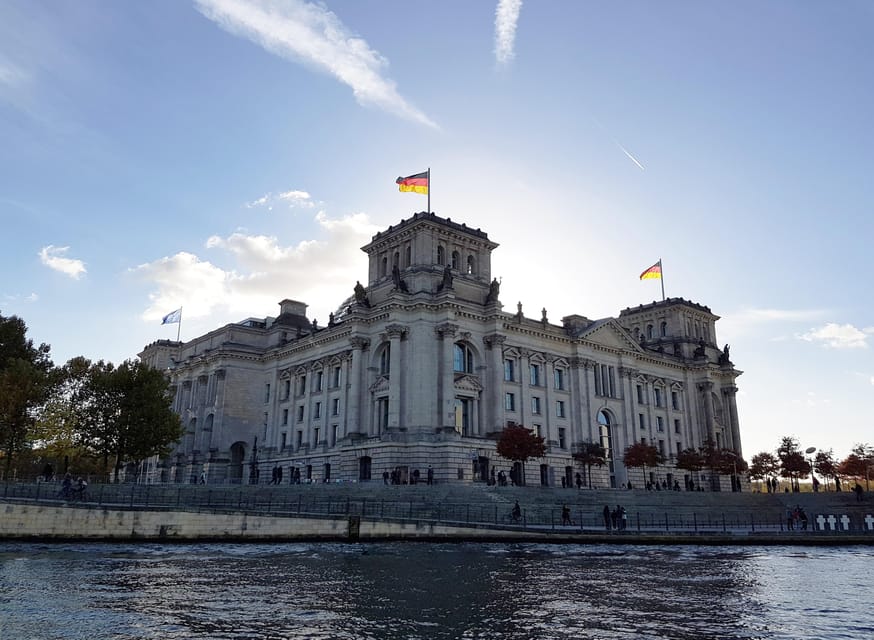 Berlin: Guided Walking Tour around the Reichstag - Price and value for a 2-hour private group