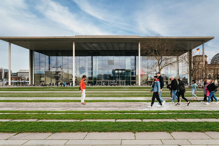 Berlin: Guided Walking Tour around the Reichstag - White Crosses and the Wall strip along the Spree