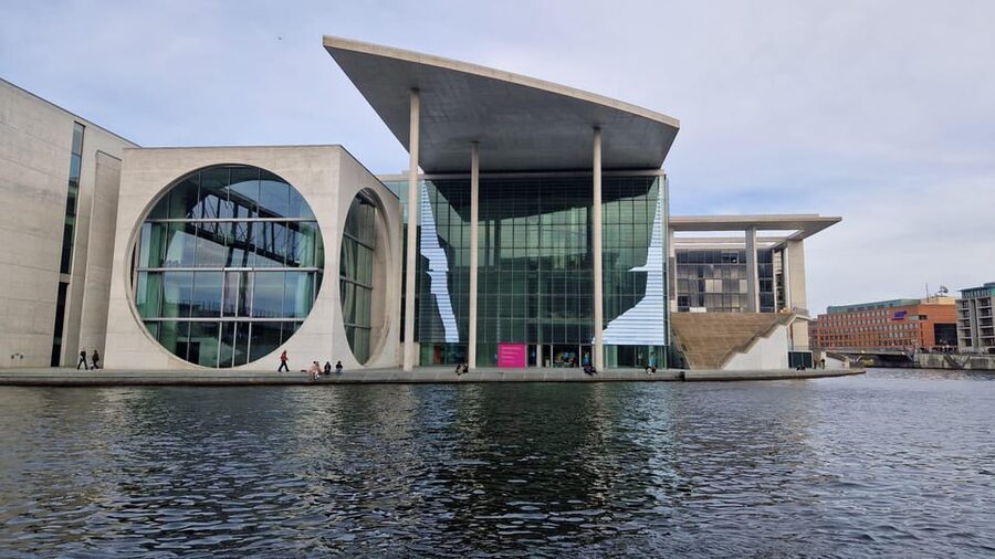 Berlin: Guided Walking Tour around the Reichstag - Finding the meeting point at Paul-Löbe-Allee and Konrad-Adenauer-Straße