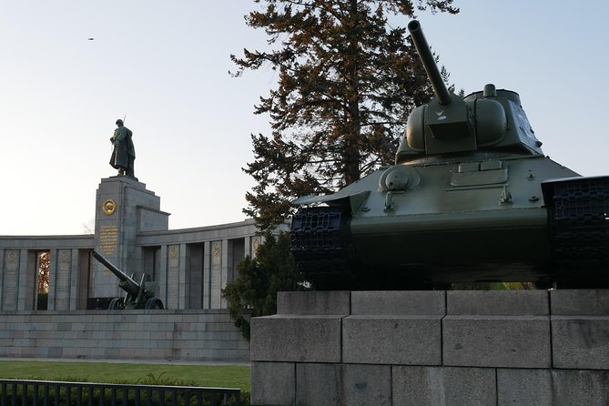 Berlin Highlights Private Guided Walking Tour - Brandenburg Gate: from division to reunification symbol